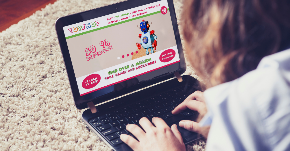 Person, die online nach Spielzeug kauft