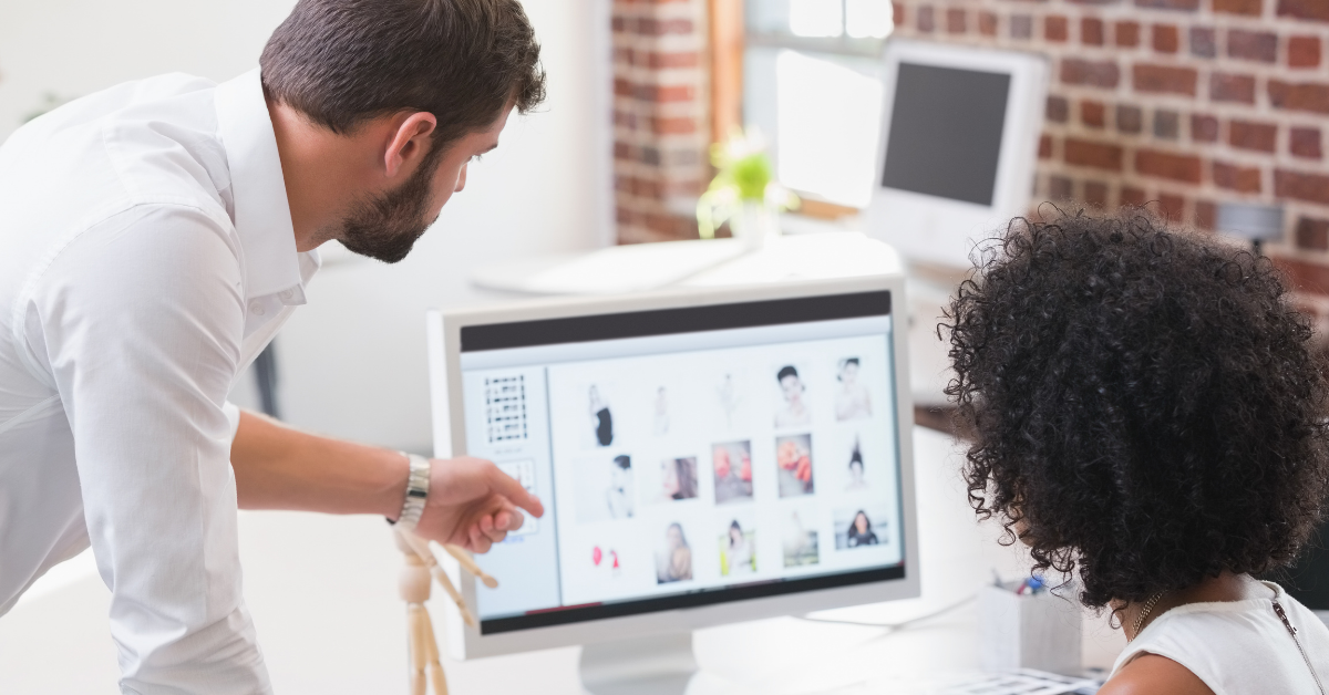 兩個人選擇圖片