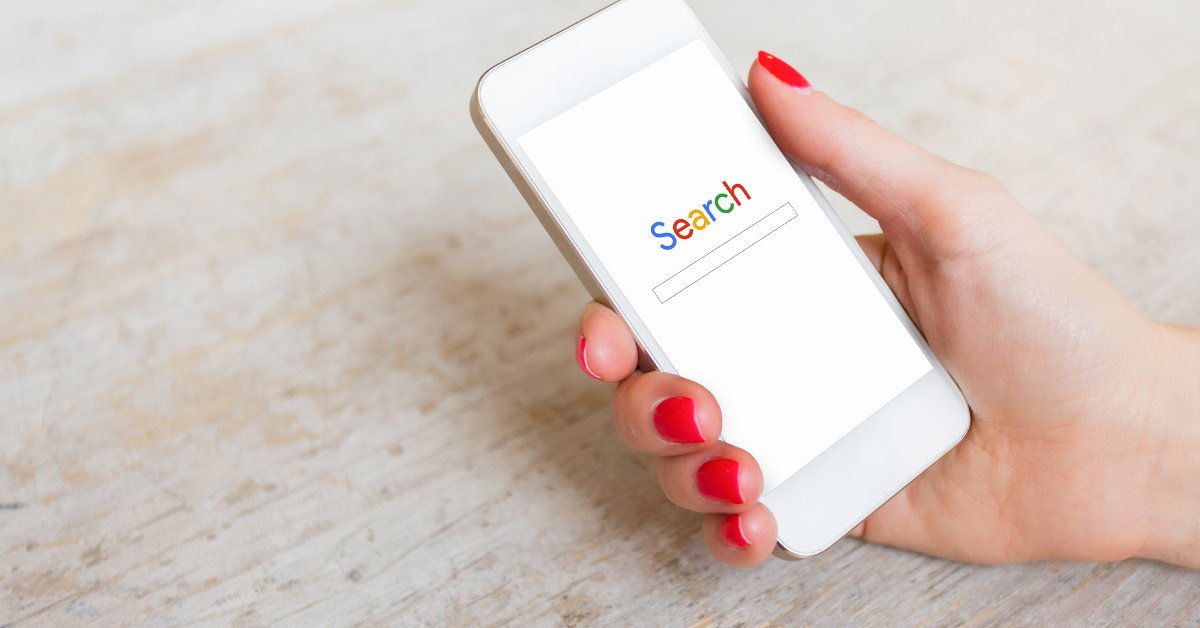 在手機上搜索的人