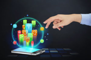 smartphone con icone social che ne escono.