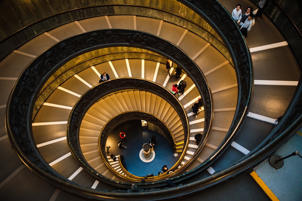 Bringen Sie mit Marketing-Trichtern mehr Menschen auf Ihre Website staircase winding down with people on it