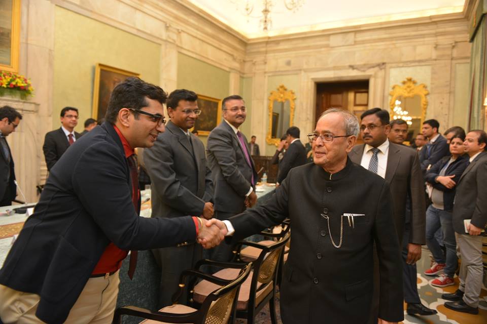 Vishal Gondal, Gründer und CEO von GOQii Inc, mit Präsident Pranab Mukherjee