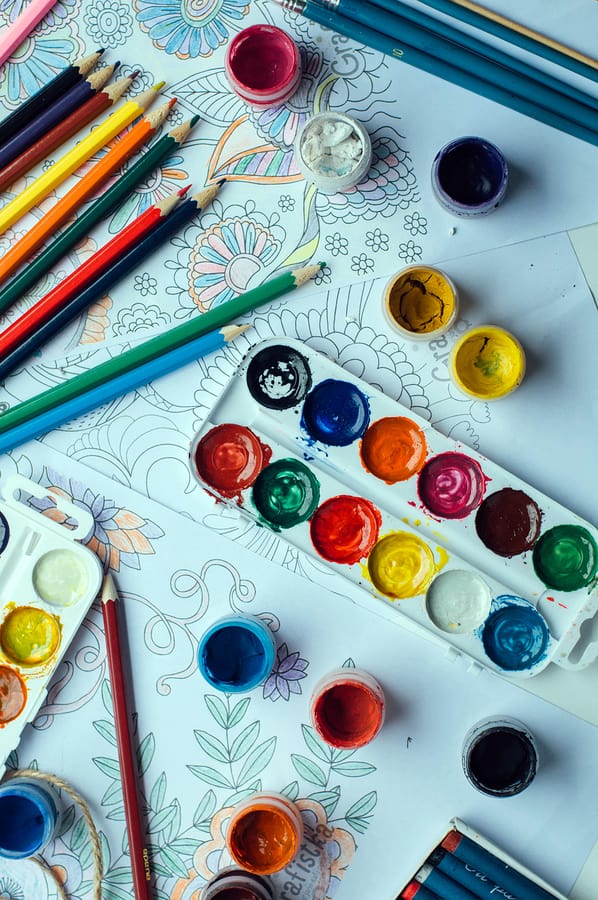 รูปถ่ายของหน้าที่ทำเสร็จแล้วบางส่วนจากสมุดระบายสีสำหรับผู้ใหญ่