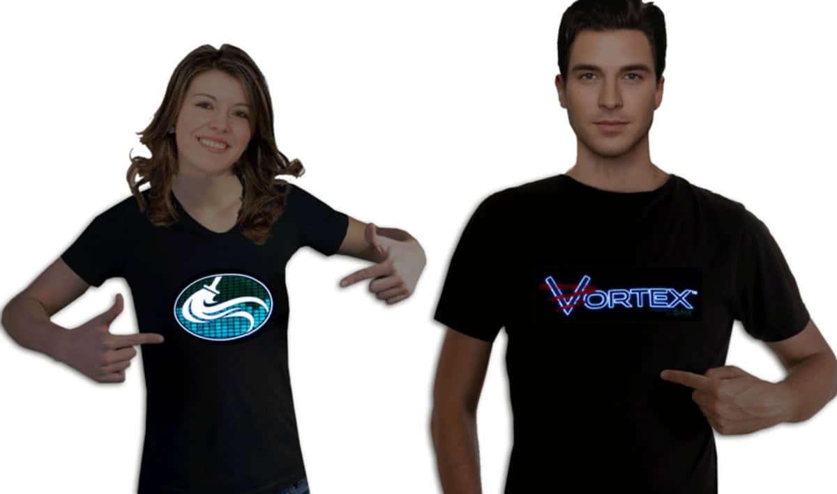 Obraz dwóch osób noszących rozświetlone koszulki Flashion Statement.