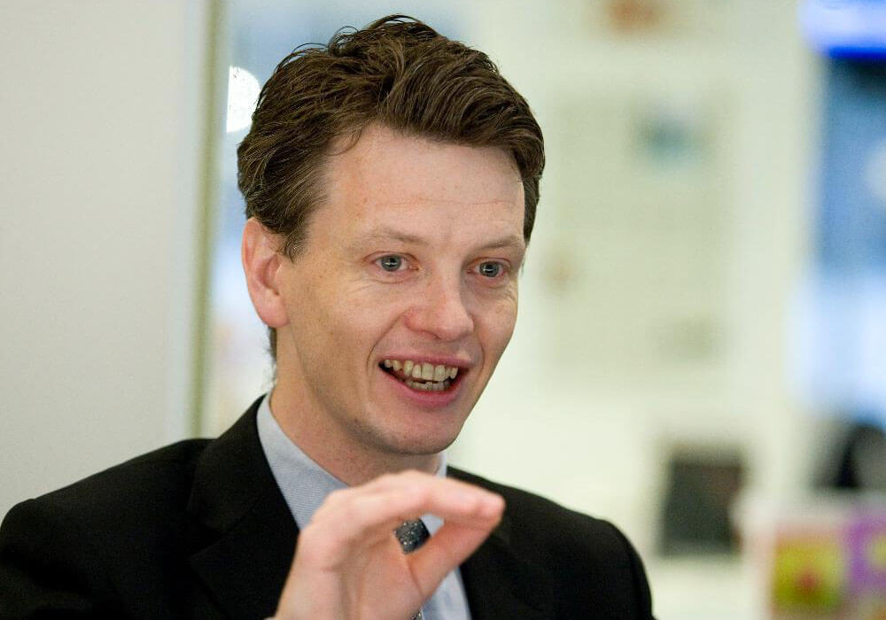 Podczas rozmów o fuzji z Olą, dyrektorem operacyjnym Ubera, Barneyem Harfordem, odwiedzi Indie