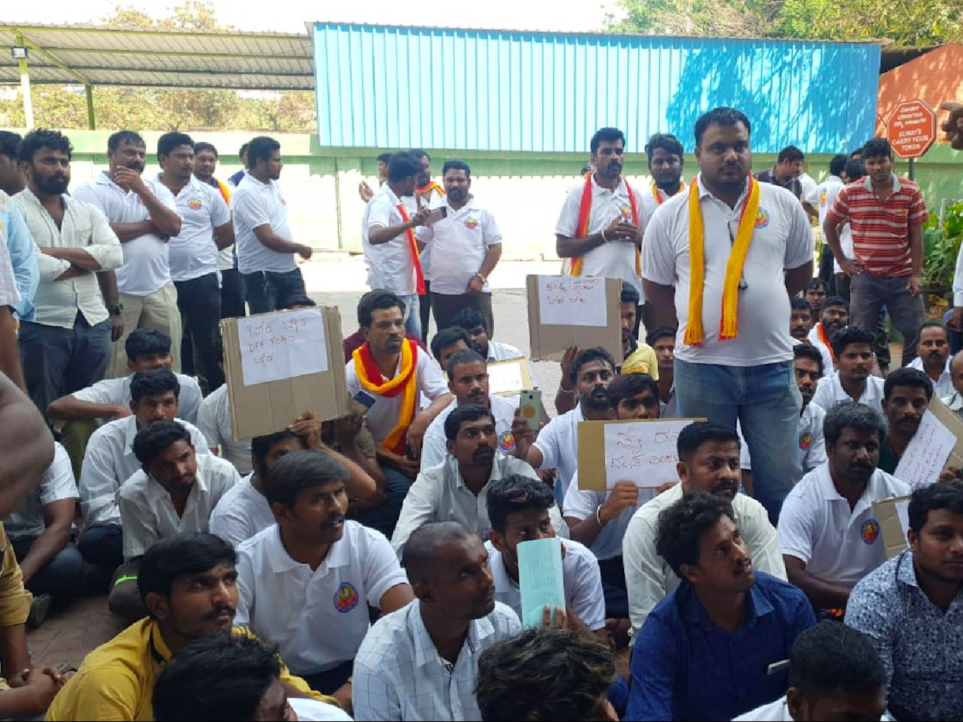 Breaking: Taxifahrer protestieren vor dem Ola-Büro in Bengaluru