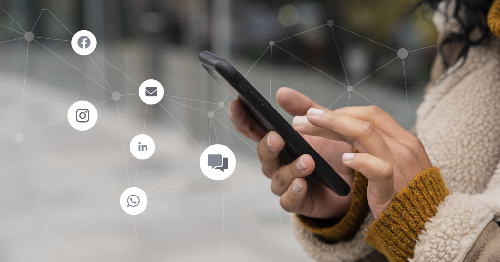 Cliente interagindo com uma empresa por meio de canais de marketing direto