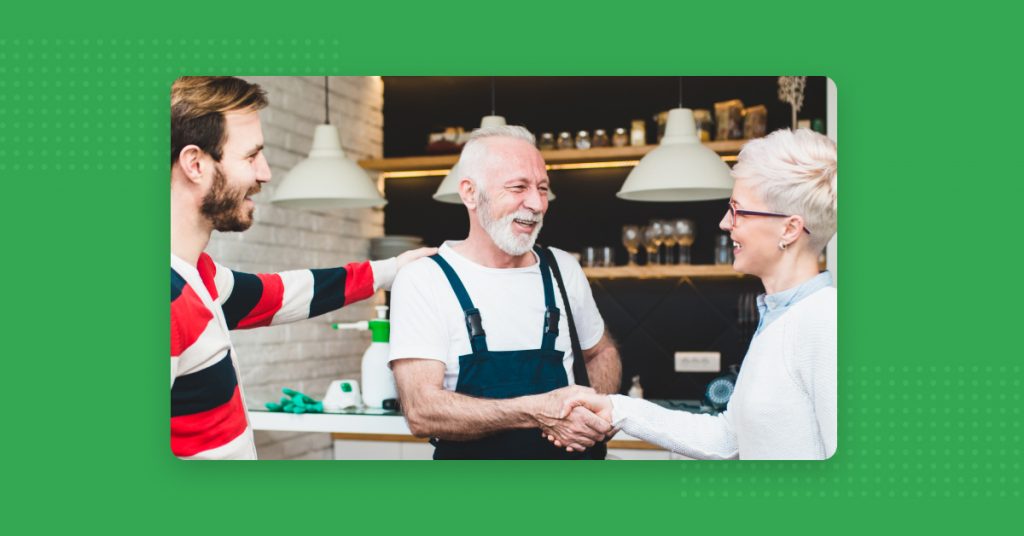 一個男人和一個女人握手的圖片