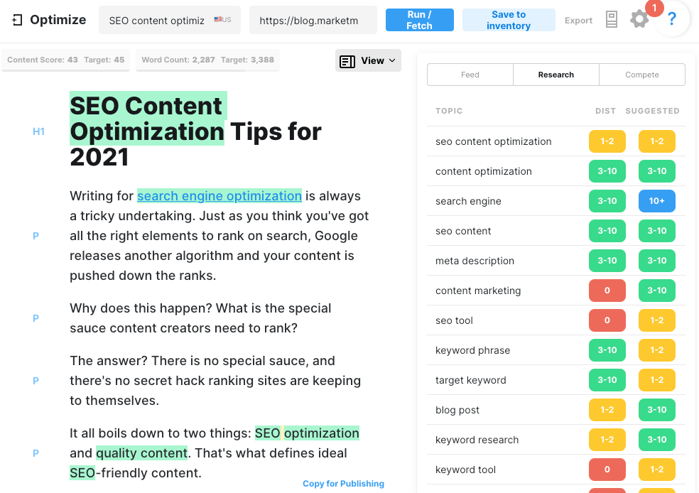Konu modelini dağıtım ve önerilen dağıtımla birlikte gösteren MarketMuse Optimize uygulaması. Sol taraftaki metin düzenleyici, konu modelinde kullanılan terimleri vurgular.