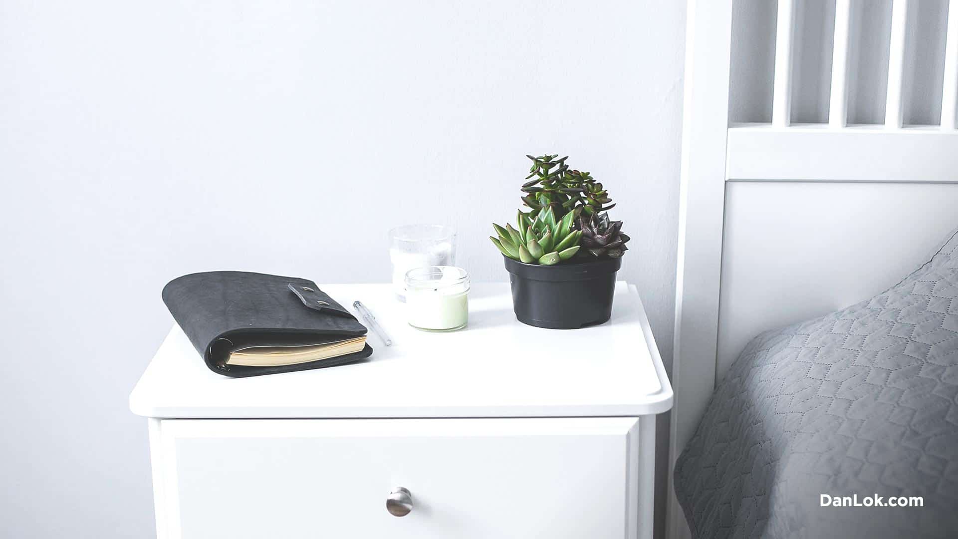 Führen Sie ein Tagebuch auf dem Bett