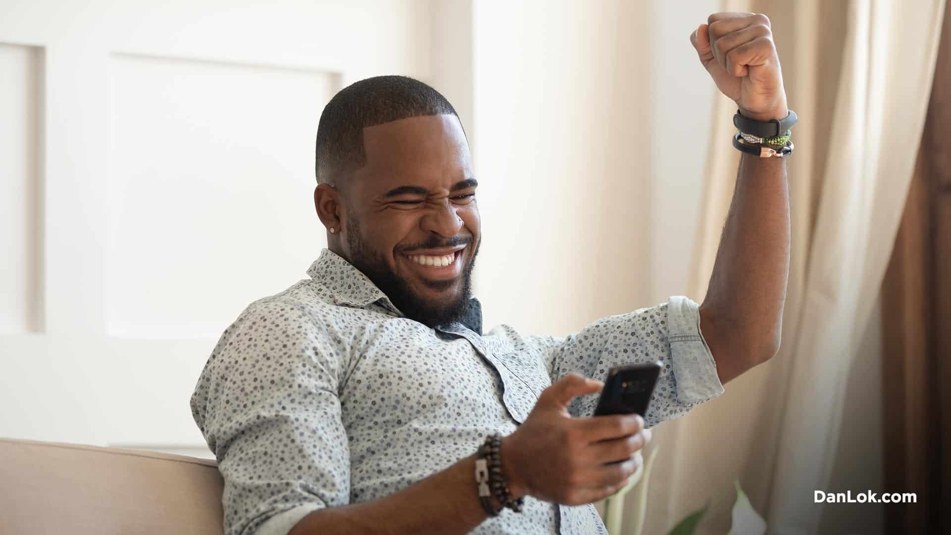 男人对新的社交媒体追随者感到兴奋