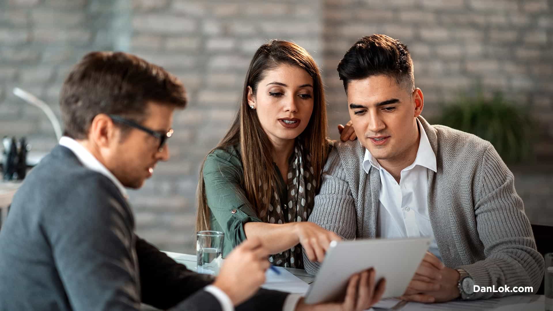 一起看社交媒体帖子的朋友