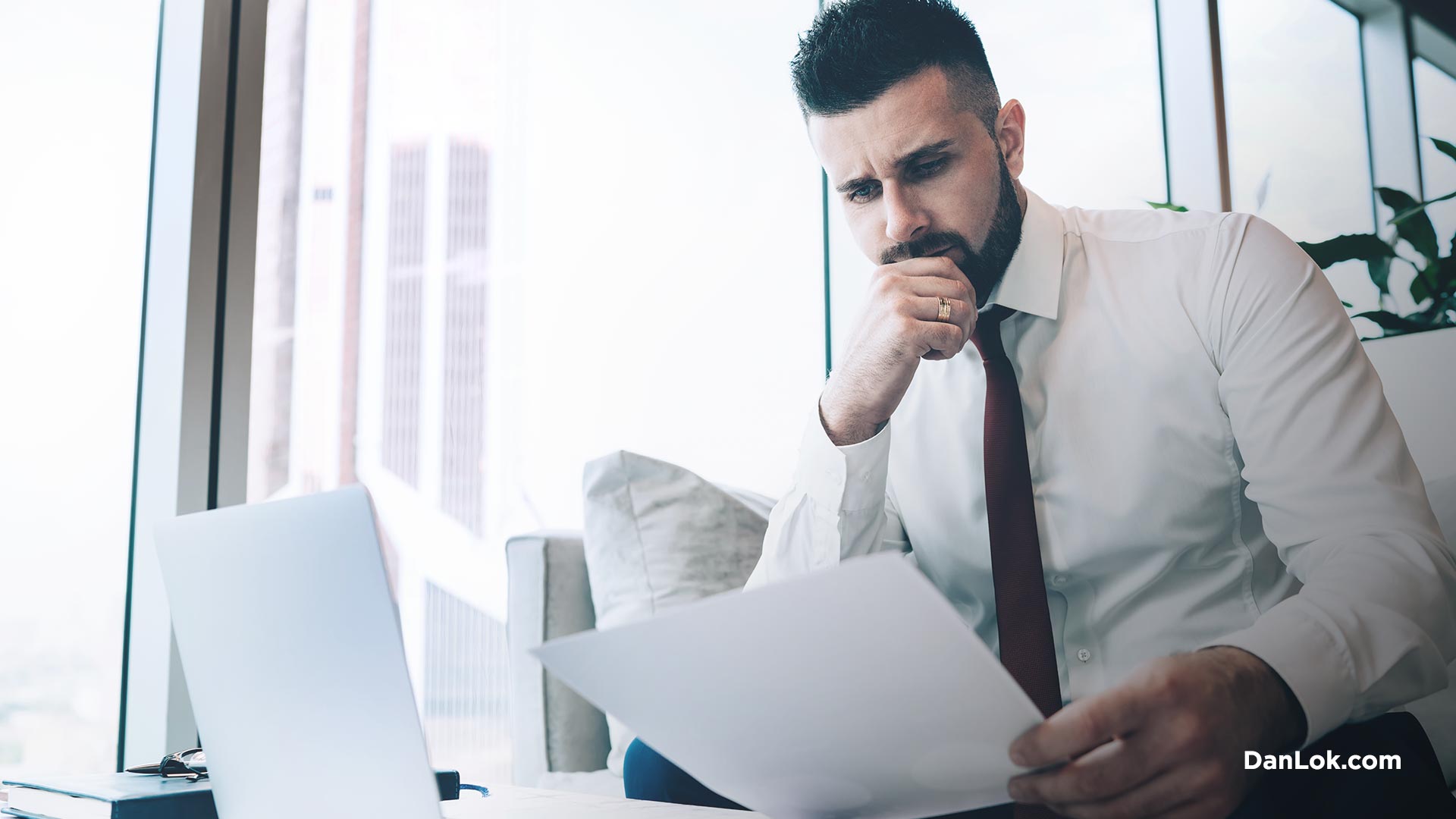 Hombre leyendo un plan de negocios