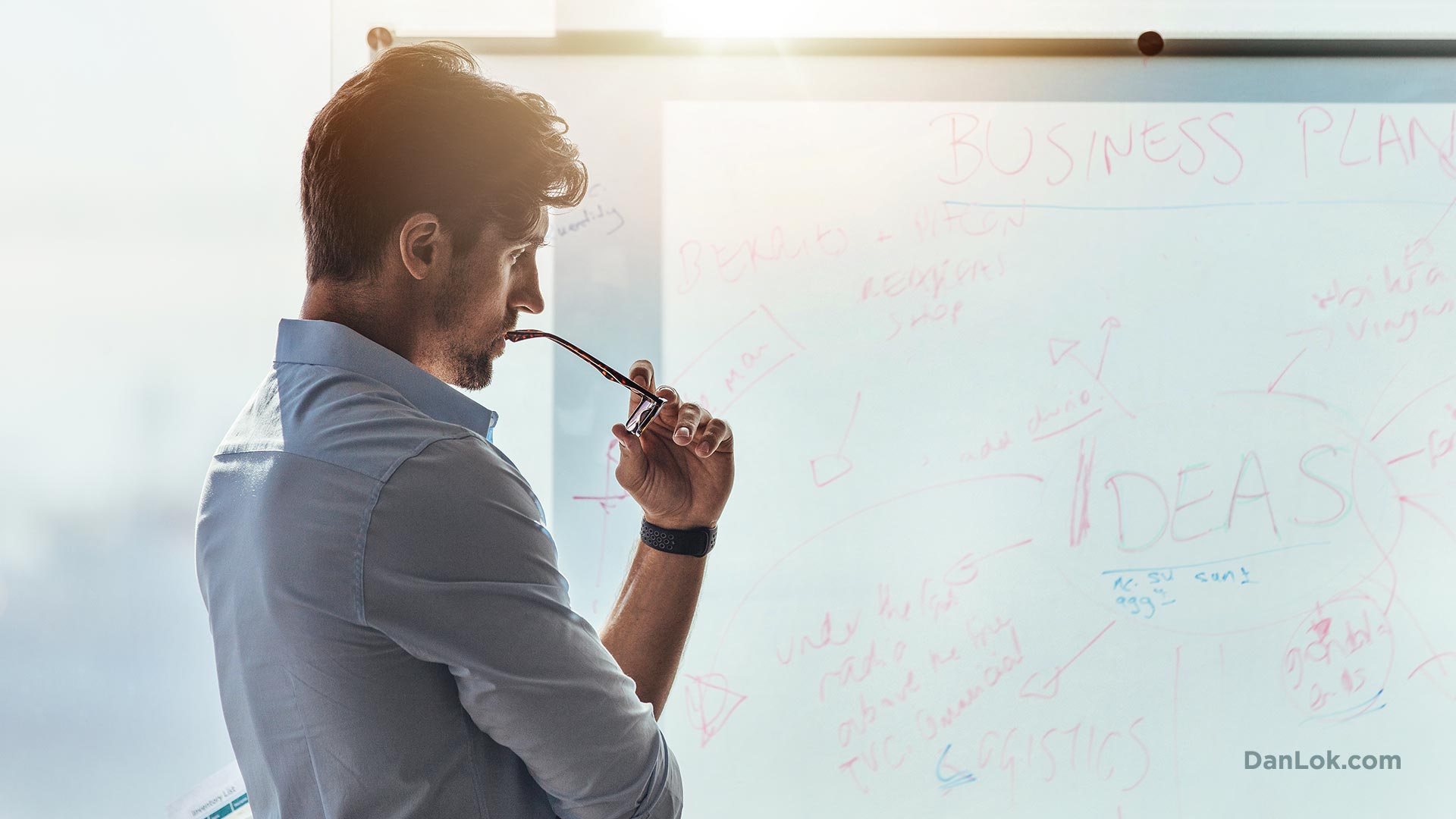 Hombre pensando fuera de la caja