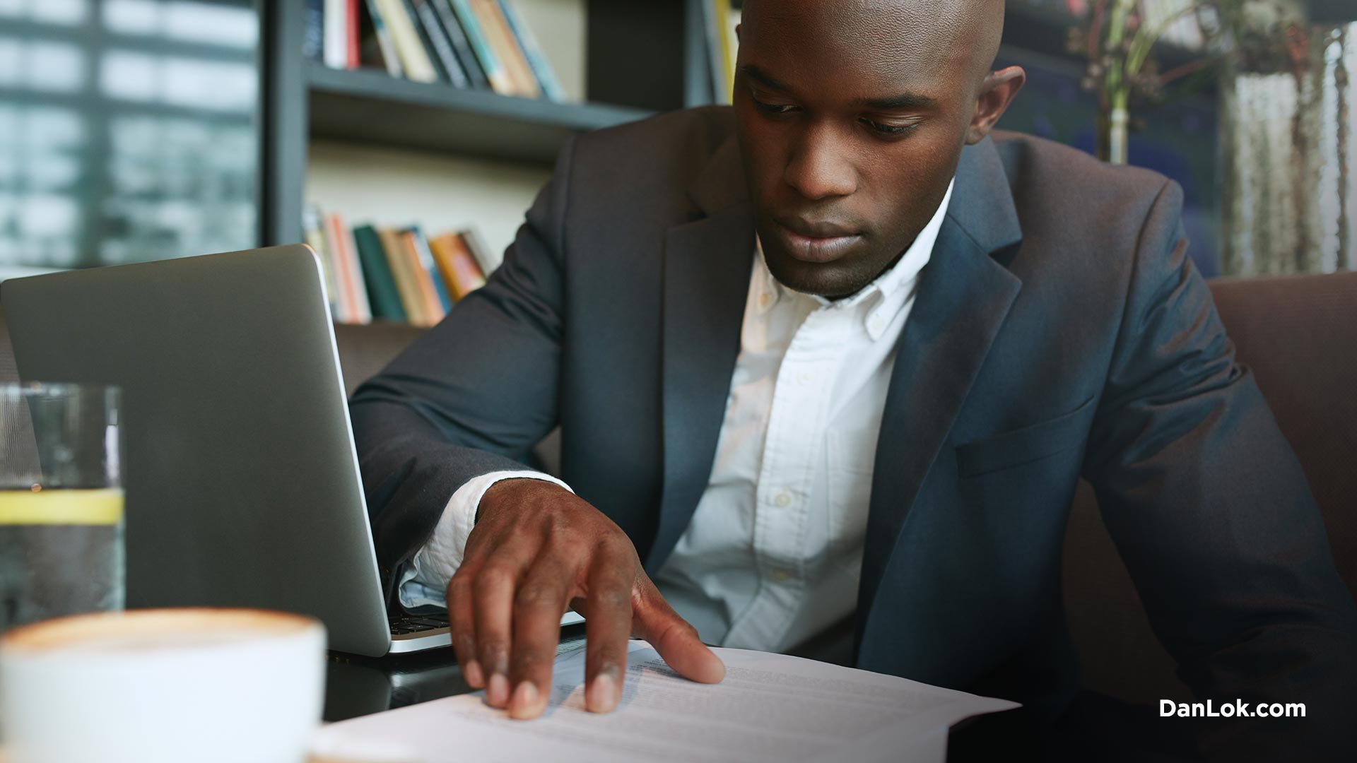 Hombre leyendo contrato
