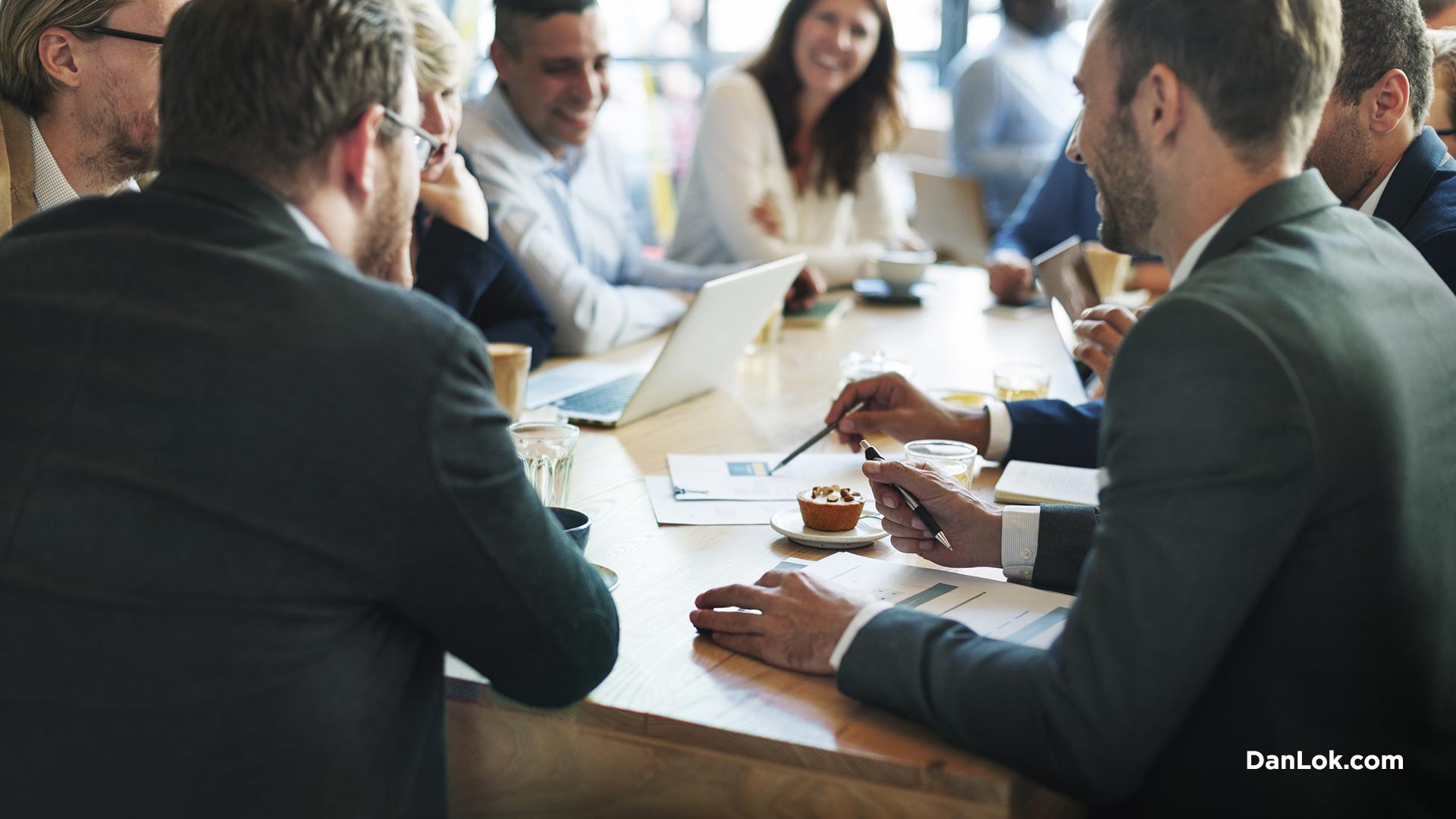 チームミーティングの人々がお互いに話し合う