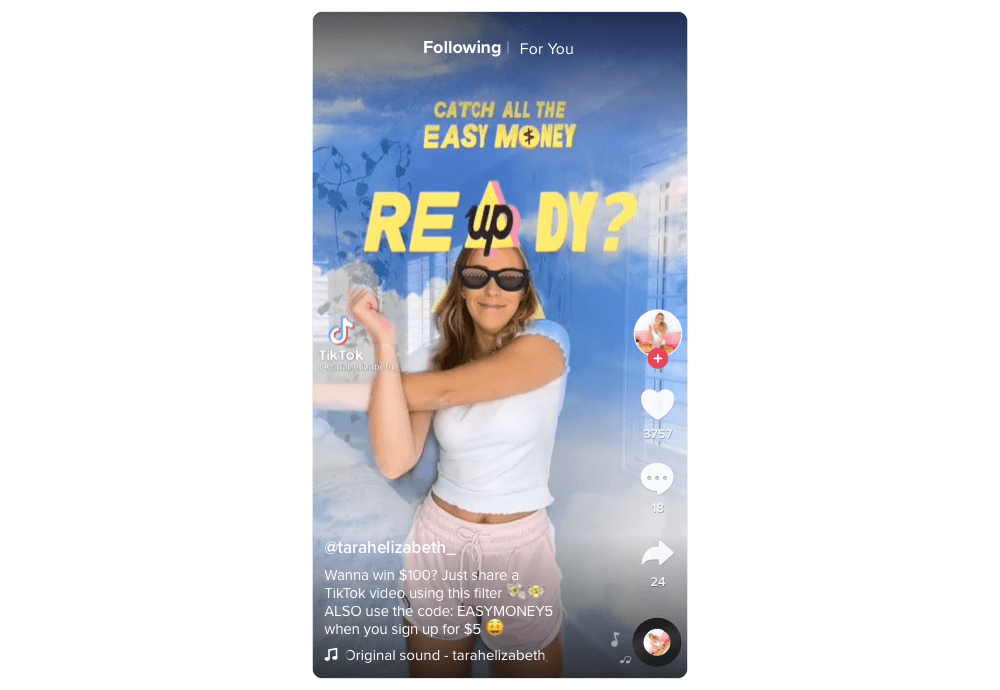 Capture d'écran TikTok, une femme s'étire alors qu'une superposition de marque est sur elle