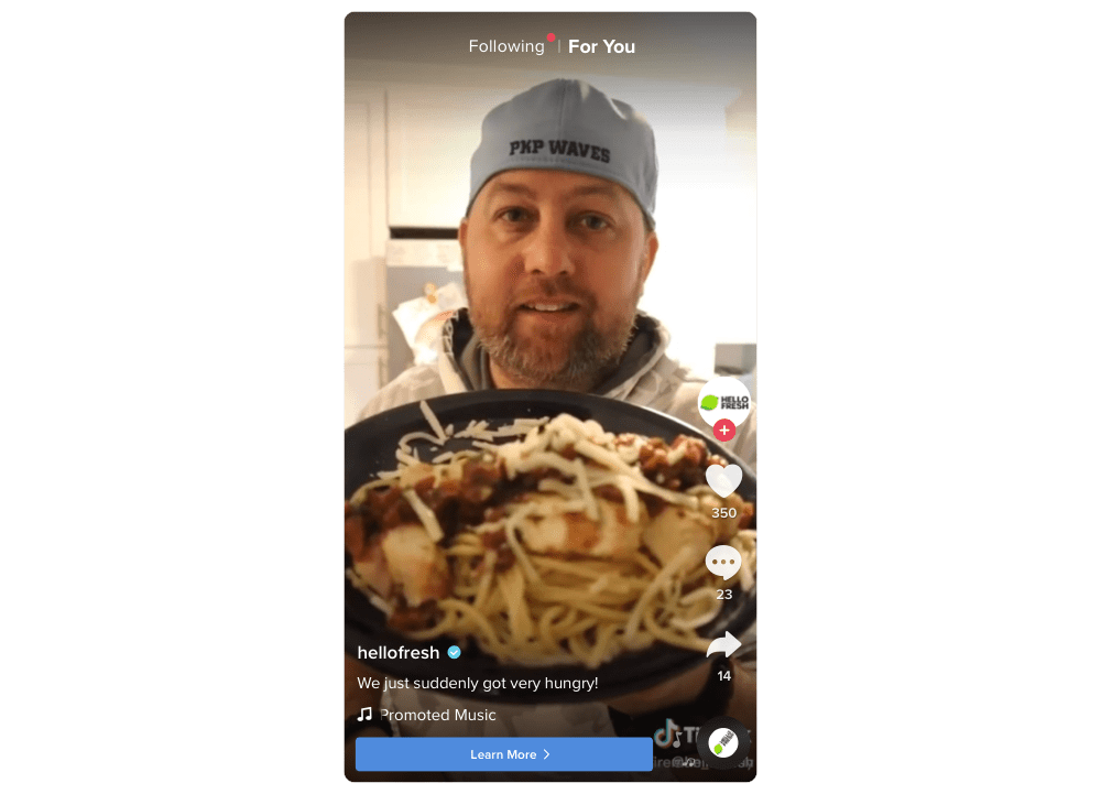 Capture d'écran de la publicité Hello Fresh sur TikTok avec un homme tenant une assiette de nourriture