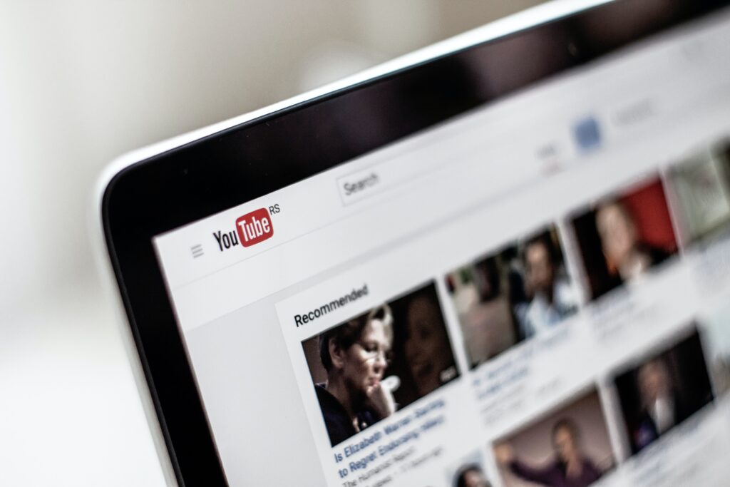 Laptop menampilkan beranda YouTube
