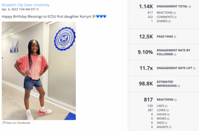 大学のロゴの前でポーズをとる ECSU の長女