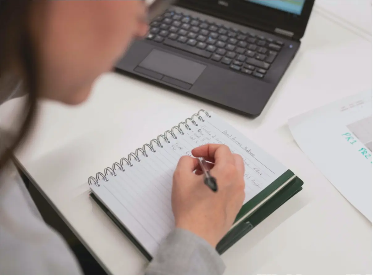 Defterde yazan kadın