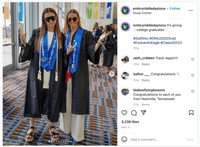 Instagram 上的顶级 D2 学院，Embry-Riddle 航空大学毕业帖，2 名毕业生穿着长袍，戴着太阳镜，摆出说唱歌手的姿势