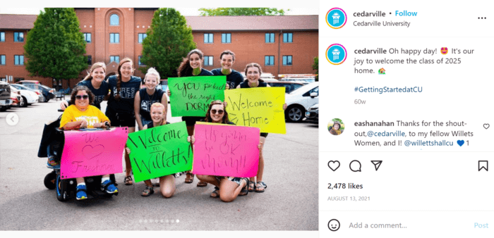 Estudiantes con carteles de bienvenida. El hashtag utilizado es #GettingStartedatCU en esta publicación de esta universidad D2 superior en Instagram