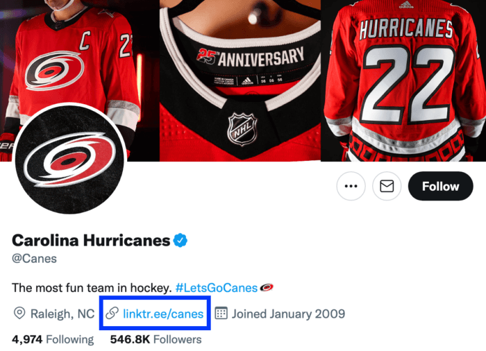 Drużyna NHL Carolina Hurricanes demonstruje, jak mądrze wykorzystać sekcję biograficzną na Twitterze, używając Linktree do promowania wielu linków.