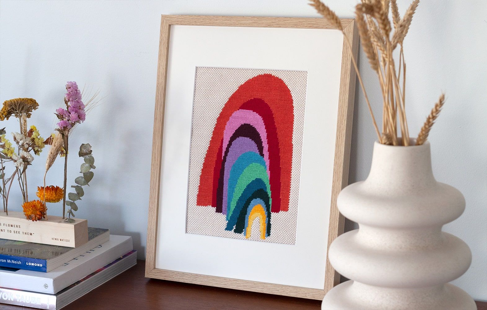 srotolare foto stuido di artigianato ad ago su un tavolo