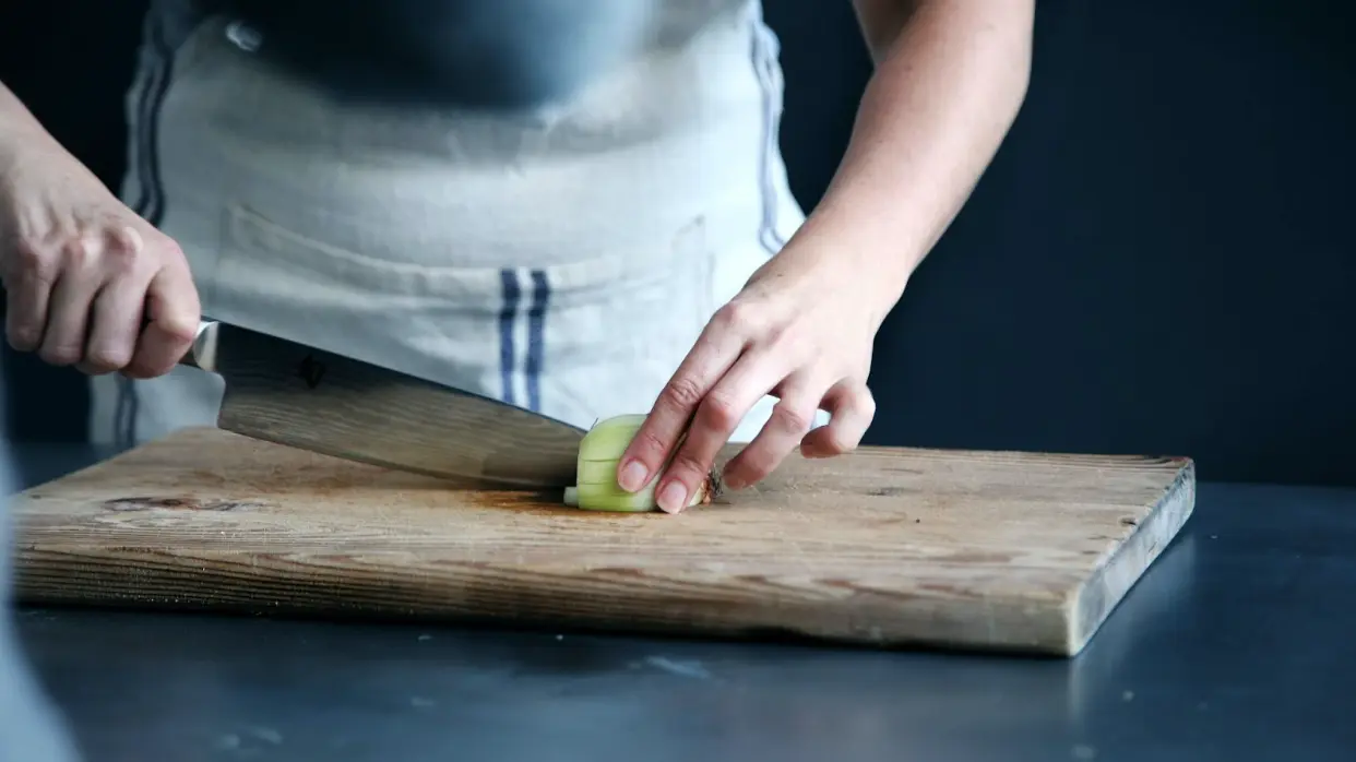 Chef cortando vegetales