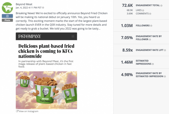 녹색 KFC 버킷에 그려진 프라이드 치킨 너머, KFC의 일반 빨간색 버킷과 다릅니다. 게시물과 함께 제공되는 캡션은 협업의 데뷔를 알립니다.