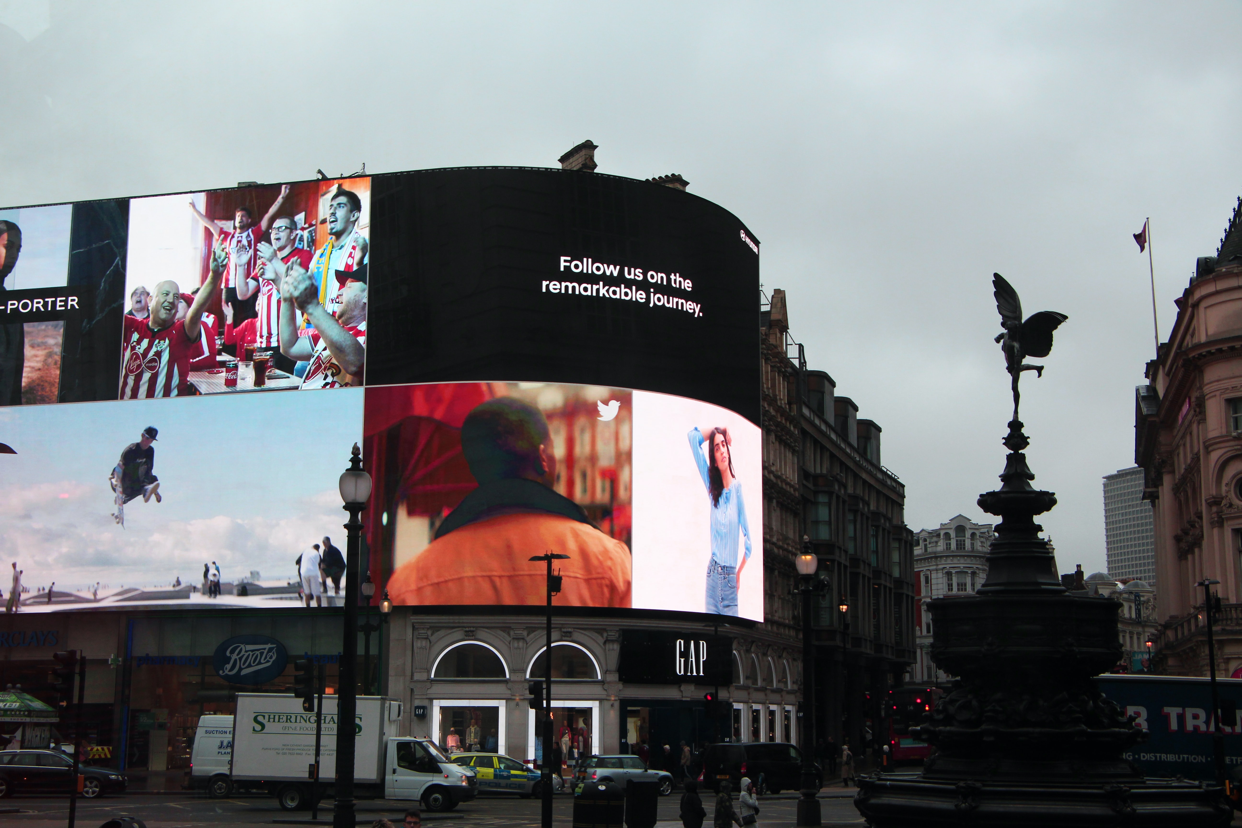 市内の LED 看板でのビデオ広告