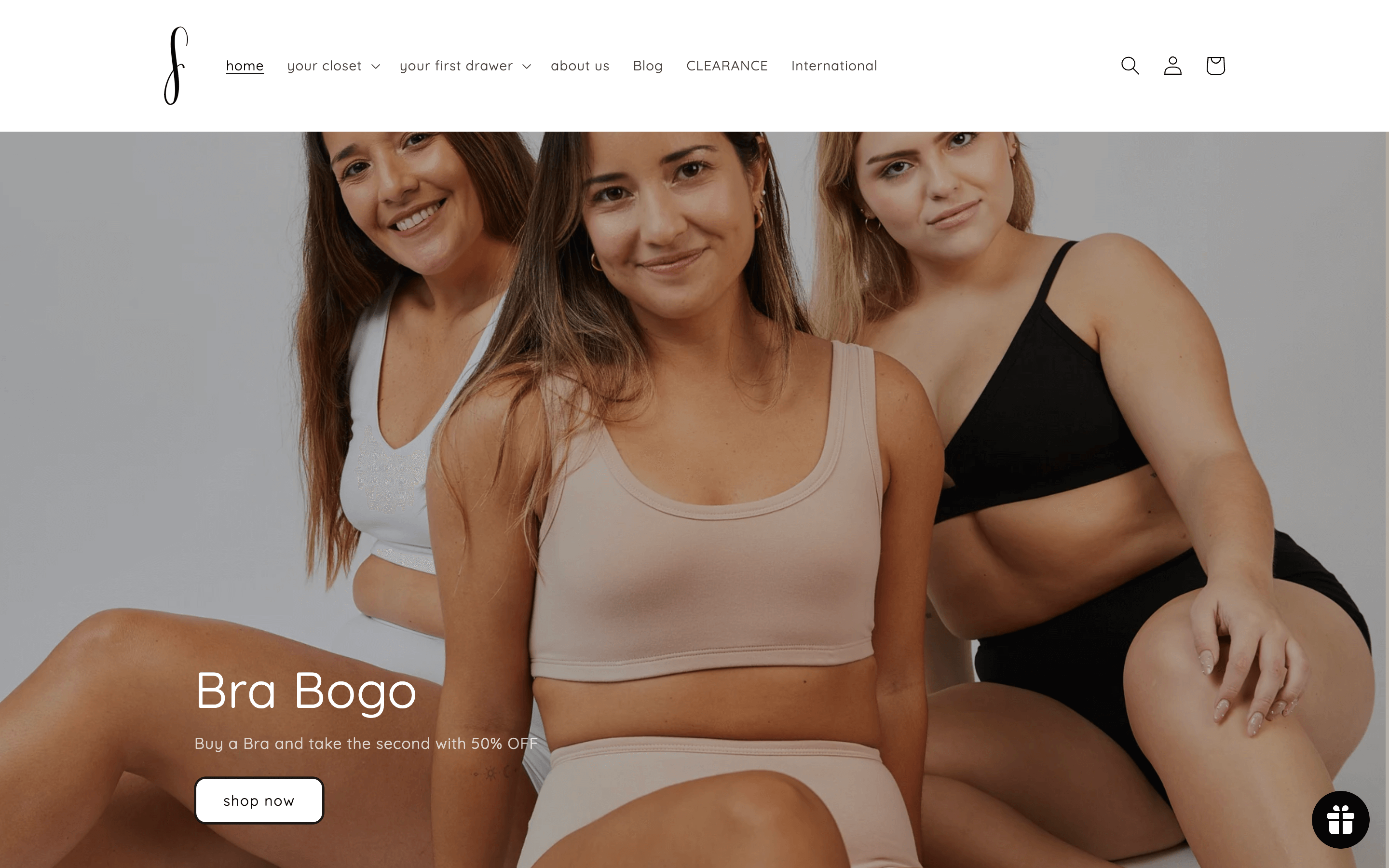 Kadın E-Ticaret Girişimcileri–Freely'nin beyaz, bej ve siyah renklerde birbiriyle uyumlu iç çamaşırı takımları giyen üç kadının ana sayfasından bir ekran görüntüsü. Metin, “Bra Bogo. Bir Sütyen satın al ve %50 İndirimle ikinciyi kap. Şimdi satın al".
