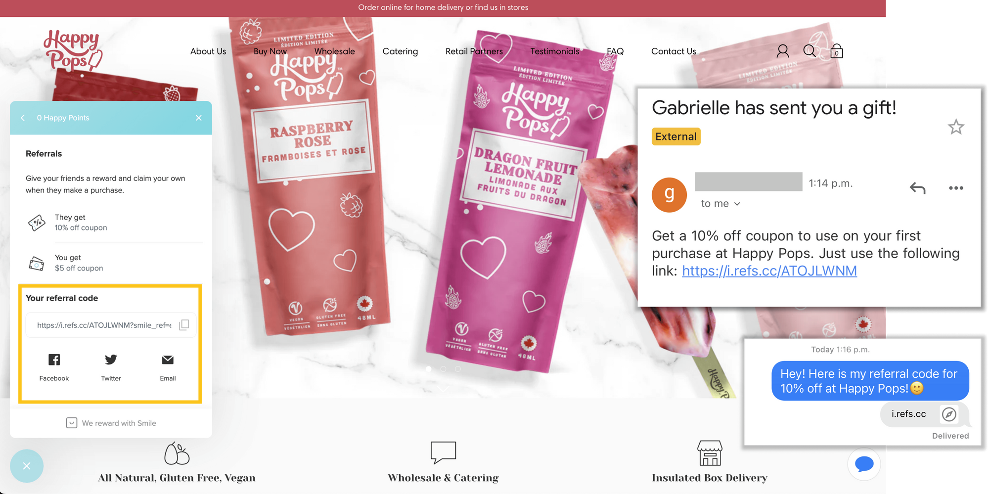 Tráfico de referencia en compras: una captura de pantalla del sitio web de Happy Pops que muestra su página de inicio con varios mensajes superpuestos en la parte superior. Primero, se muestra el panel de su programa de recompensas, que muestra el código de referencia único y las opciones integradas para compartir. En segundo lugar, hay un correo electrónico con un mensaje que explica el 10 % de descuento y el enlace de recomendación. Finalmente, hay un mensaje de texto que dice. "¡Ey! ¡Aquí está mi código de referencia para un 10 % de descuento en Happy Pops!” y la URL incluida.