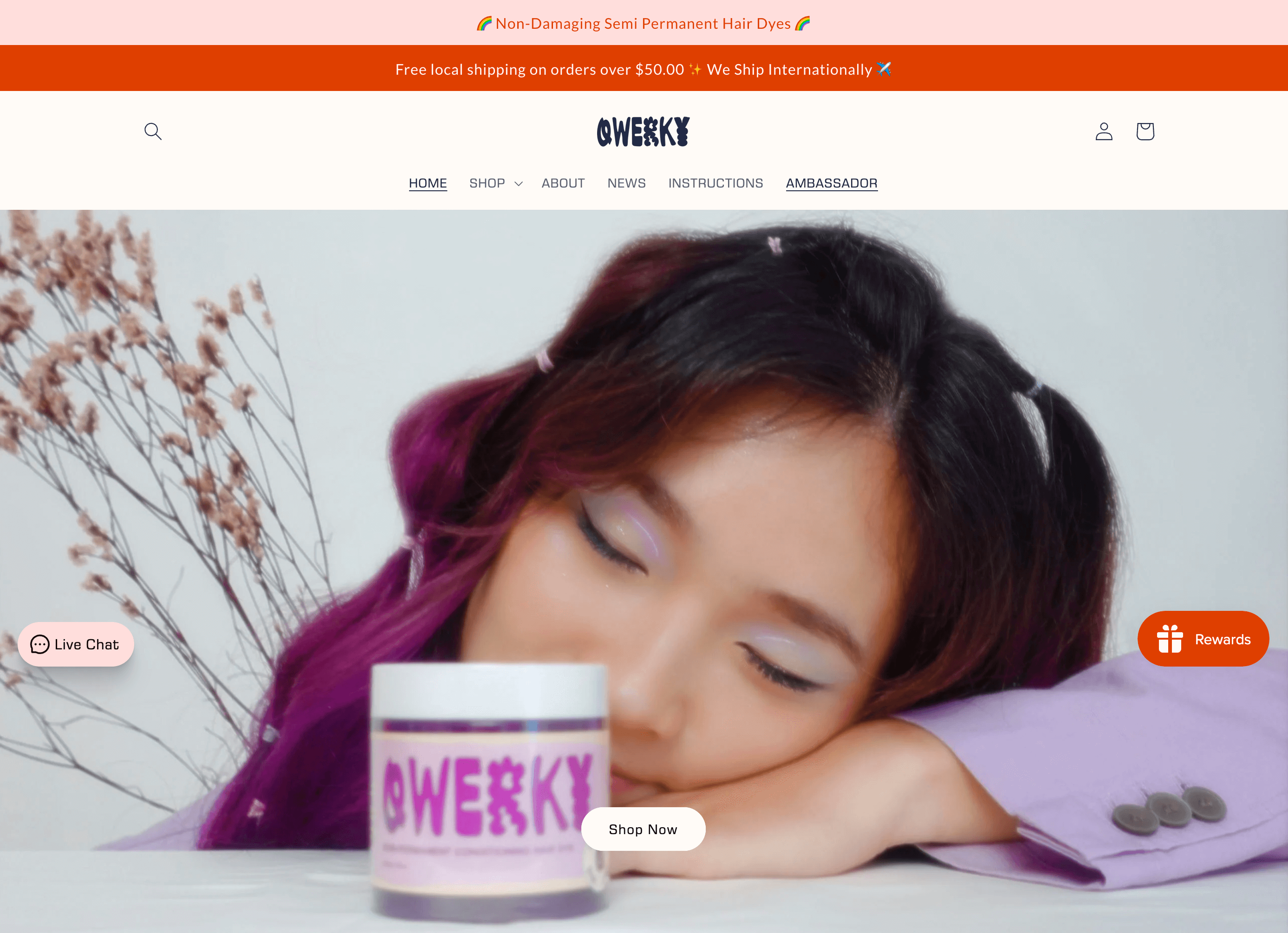 Storytelling Brands–Beranda QWERKY di situs webnya menampilkan gambar spanduk seorang wanita Asia yang tersenyum dengan rambut ungu yang diwarnai. Di depan wajahnya ada toples pewarna rambut QWERKY.