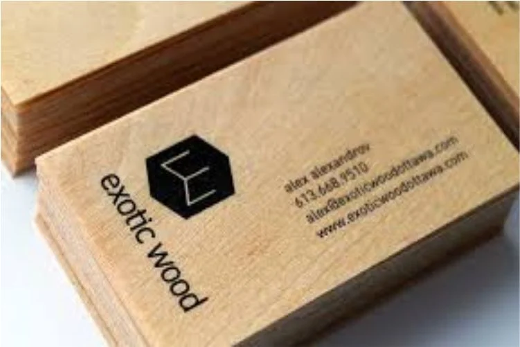 Maquete de cartões de visita de madeira