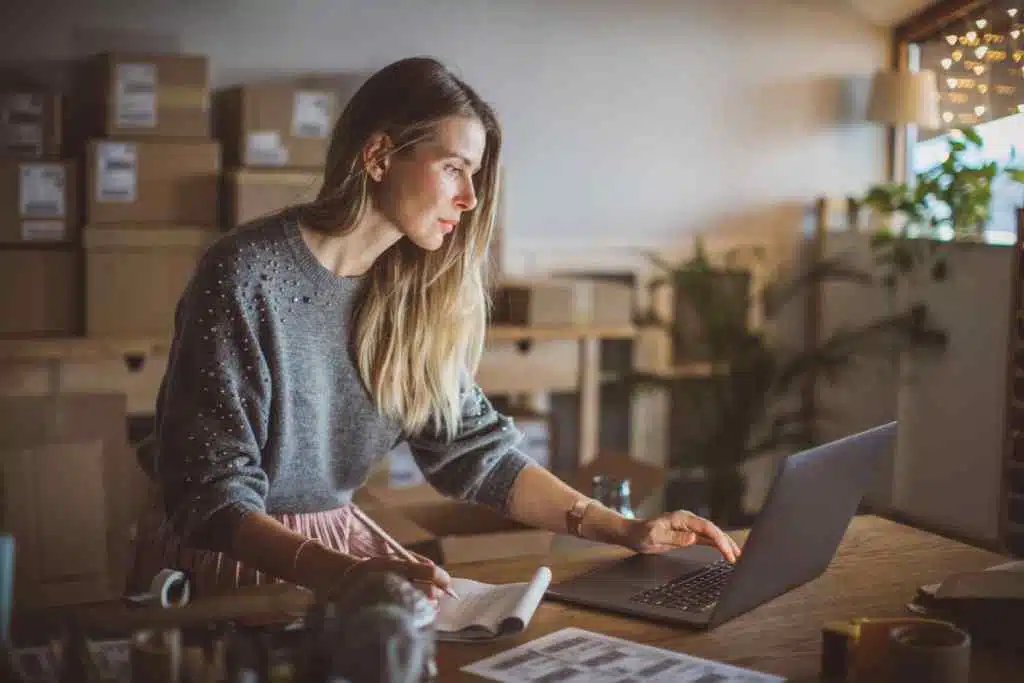 un proprietar de afaceri care alege un cms pentru comerțul electronic