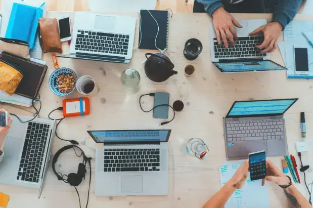 trabalhadores de escritório trabalhando em laptops