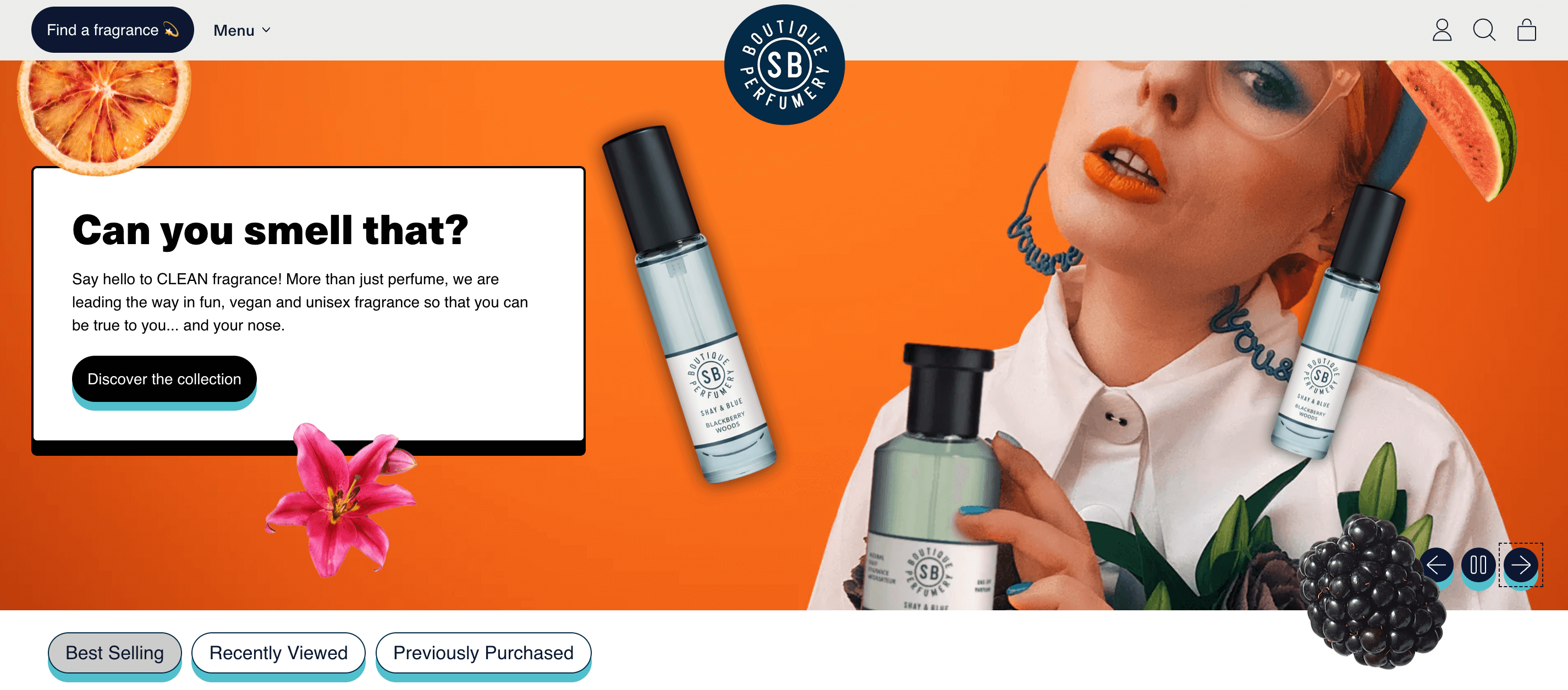 ภาพหน้าจอจากโฮมเพจของ Shay และ Blue Boutique มีรูปคนแต่งหน้าสดใสรายล้อมด้วยรูปผลไม้ ดอกไม้ รวมทั้งขวดน้ำหอม ข้อความข้างภาพเขียนว่า Can you smell that? ทักทายน้ำหอม CLEAN! มากกว่าแค่น้ำหอม เราเป็นผู้นำในด้านน้ำหอมที่สนุกสนาน วีแก้น และน้ำหอมสำหรับทุกเพศ เพื่อให้คุณเป็นตัวคุณ...และจมูกของคุณ ค้นพบคอลเลกชัน