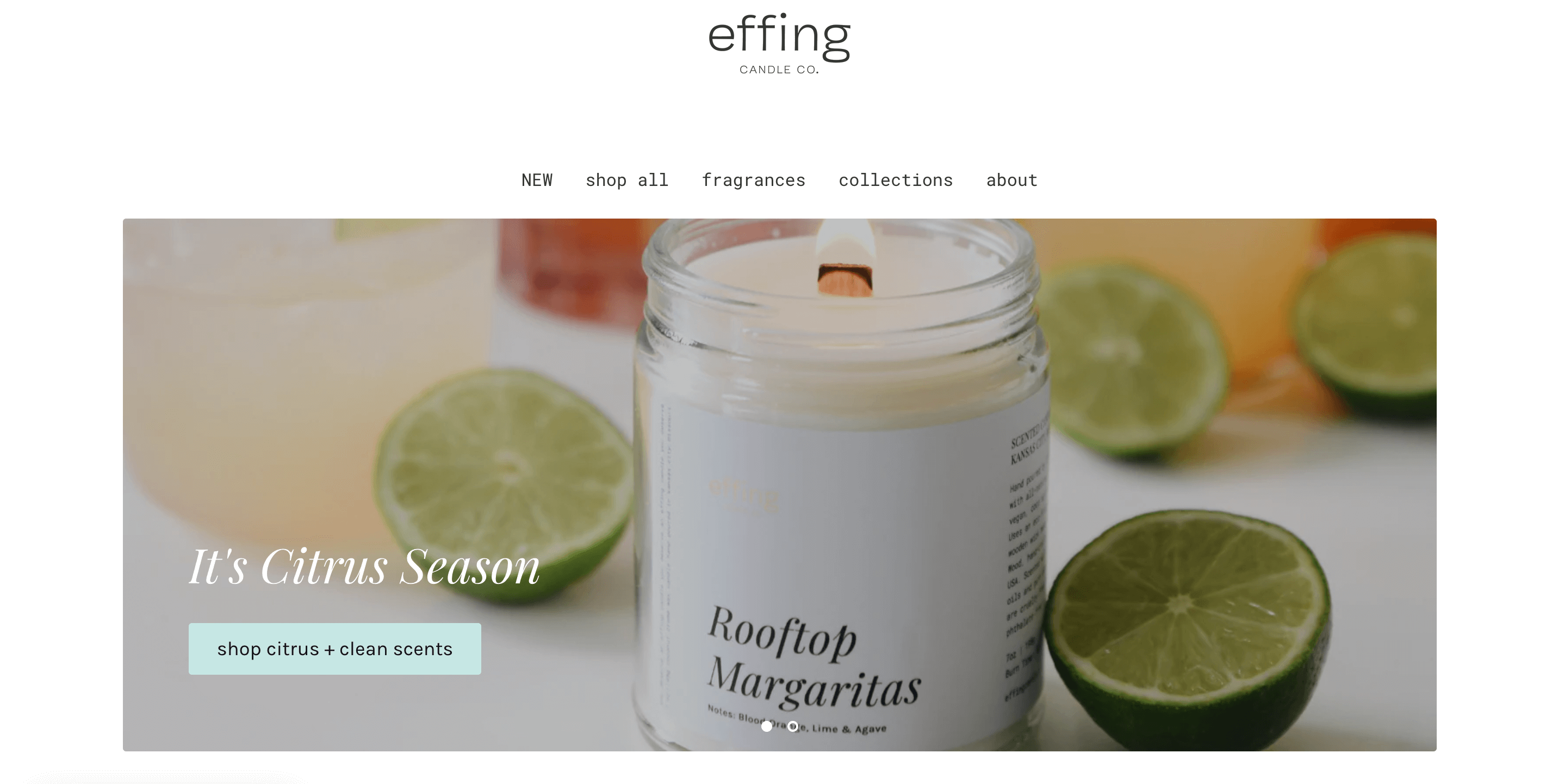 ภาพหน้าจอจากหน้าแรกของเว็บไซต์ Effing Candle Co. แสดงโลโก้แบรนด์ เมนูหลักของเว็บไซต์ และรูปภาพแบนเนอร์ รูปภาพแสดงการจุดเทียนไส้ตะเกียงไม้ที่มีป้ายสีขาวแบบมินิมอลที่เขียนว่า Rooftop Margaritas มีมะนาวหลายลูกล้อมรอบเทียน มีข้อความอยู่ข้างเทียน: It's Citrus Season. เลือกซื้อกลิ่นซิตรัสและกลิ่นที่สะอาด