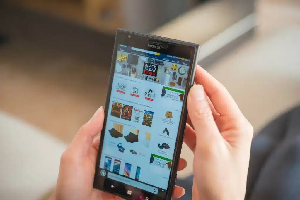 電話アプリでAmazonショッピングをする人