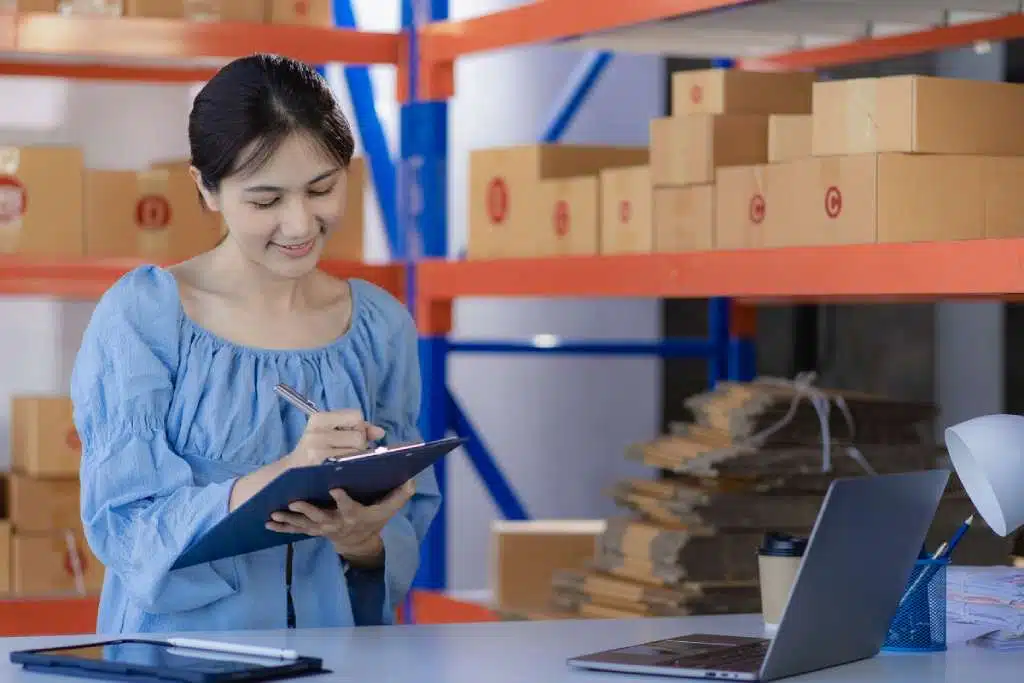 Женщина ищет инвентарь для своего малого бизнеса