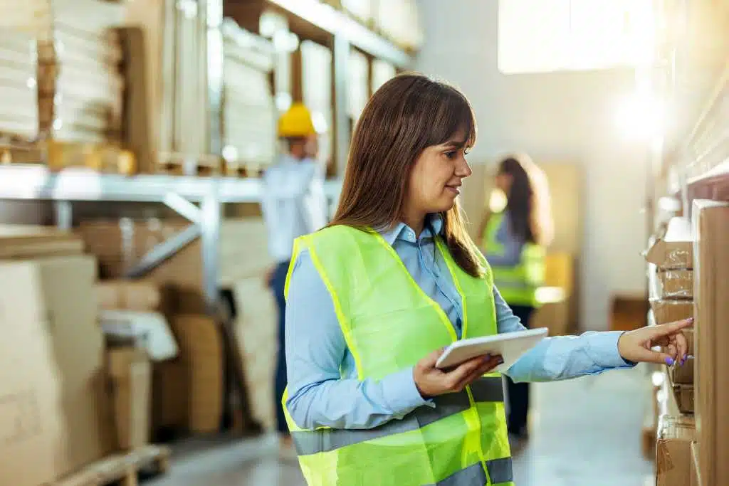 Femme localisant le stock à l'aide des données de localisation de la poubelle sur une tablette