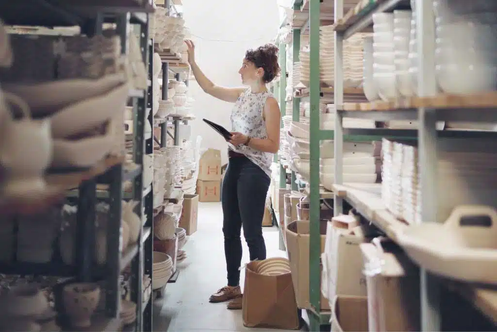 นักธุรกิจหญิงที่มีแผ่นดิจิตัลตรวจสอบสต็อก