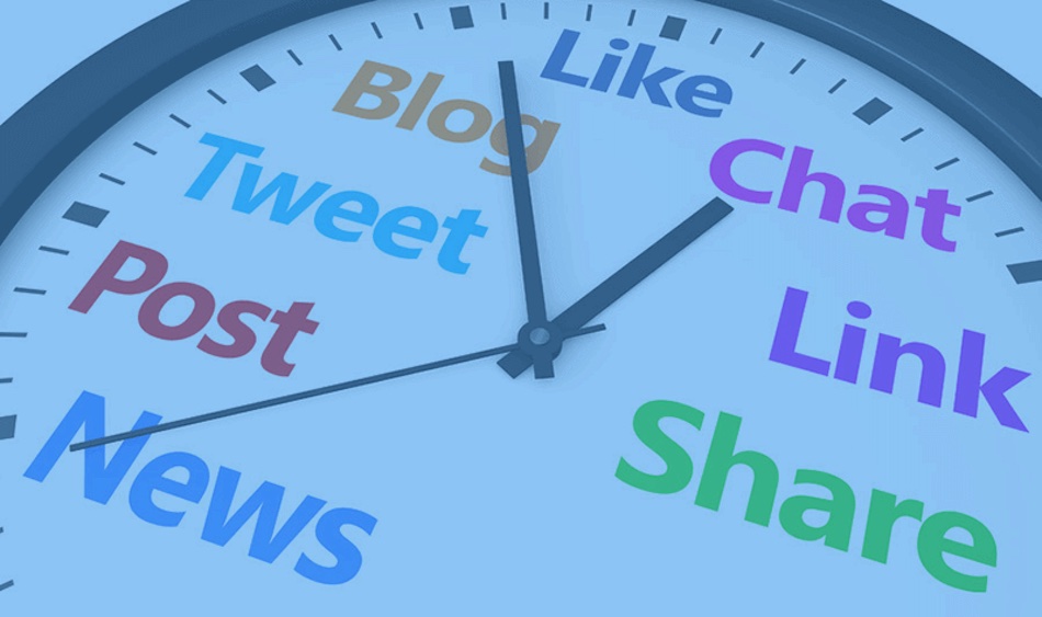 時計の文字盤の時間の数字が、ニュース、投稿、ツイート、ブログ、いいね、チャット、リンク、共有などのソーシャル メディア用語に置き換えられています。