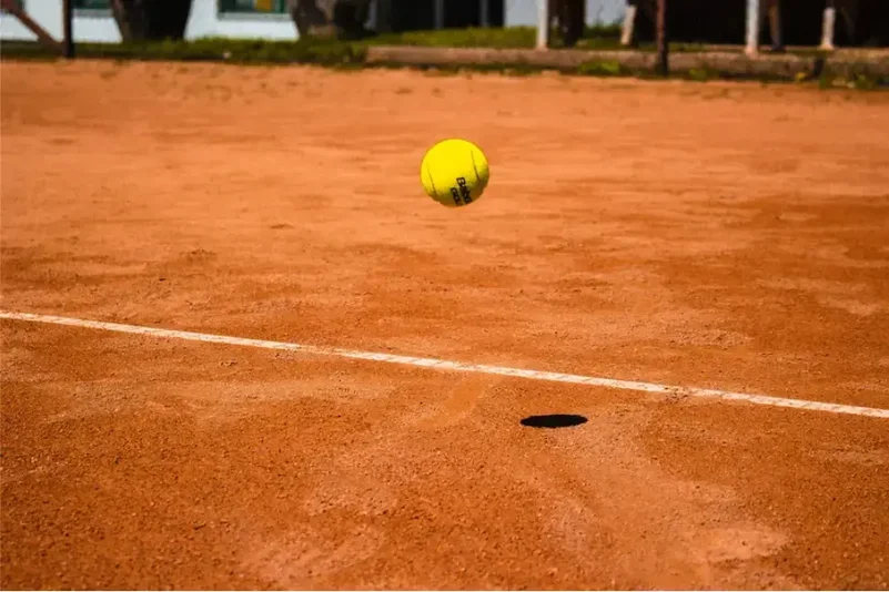 bola-di-lapangan tenis