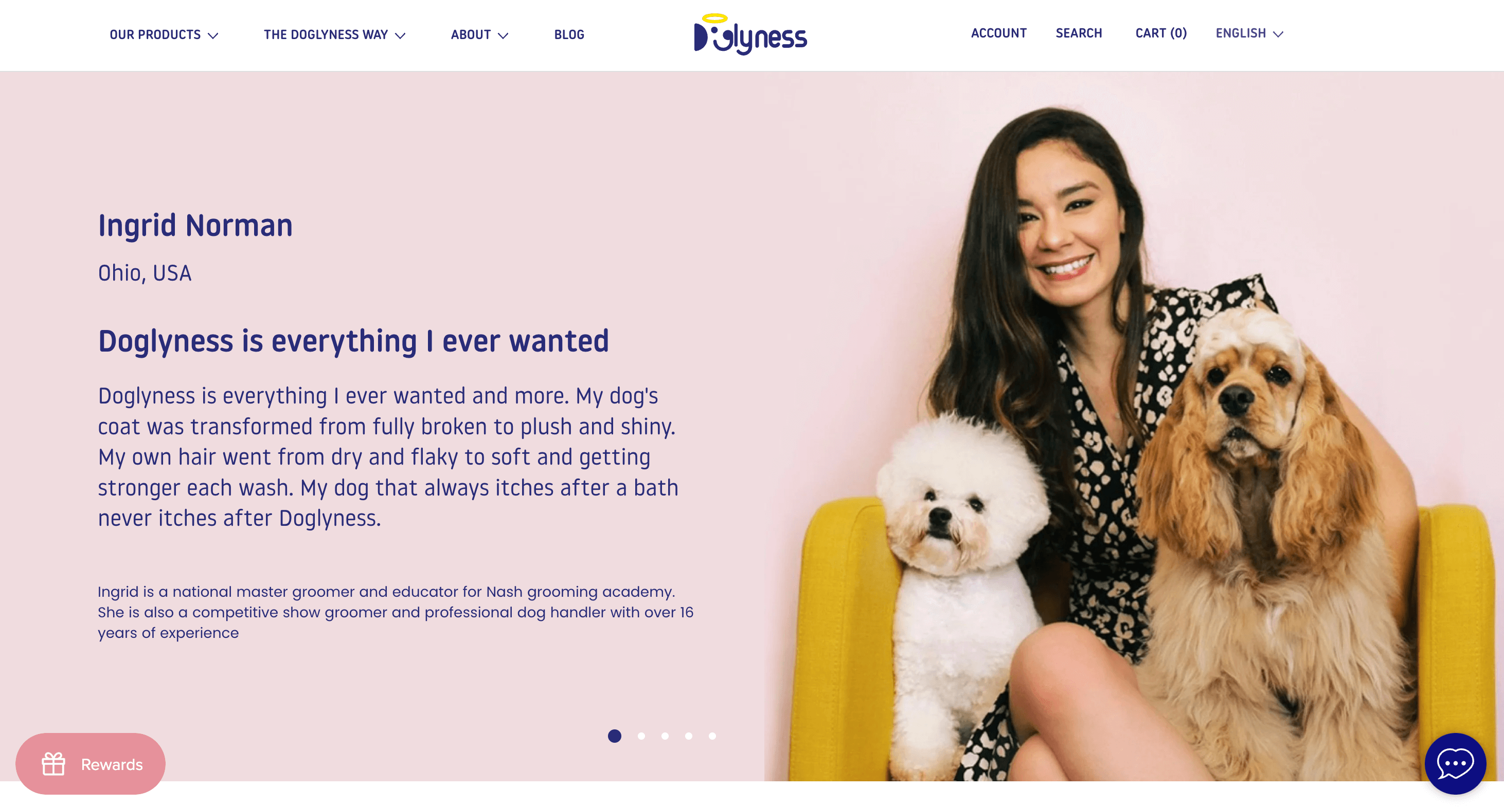 Doglyness 的“快乐客户”页面的屏幕截图显示了专业美容师的客户评价。她和两只刚打扮好的狗的照片旁边有一句话。
