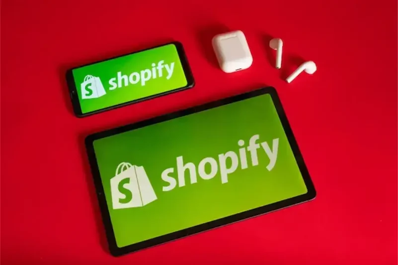 شعار Shopify على شاشات الهاتف والكمبيوتر اللوحي