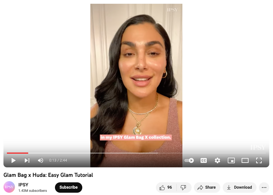 YouTube 影片中的劇照顯示，美妝網紅 Huda Kattan 即將開始化妝教程，使用 IPSY 打造的 Glam Bag 中的化妝元素，作為該美妝品牌網紅合作戰略的一部分。
