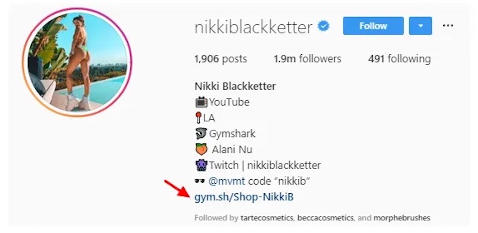 健身教練 Nikki Black Ketter 的 Instagram 標題中包含一個指向她在 Gymshark 網站上的贊助購物頁面的連結。